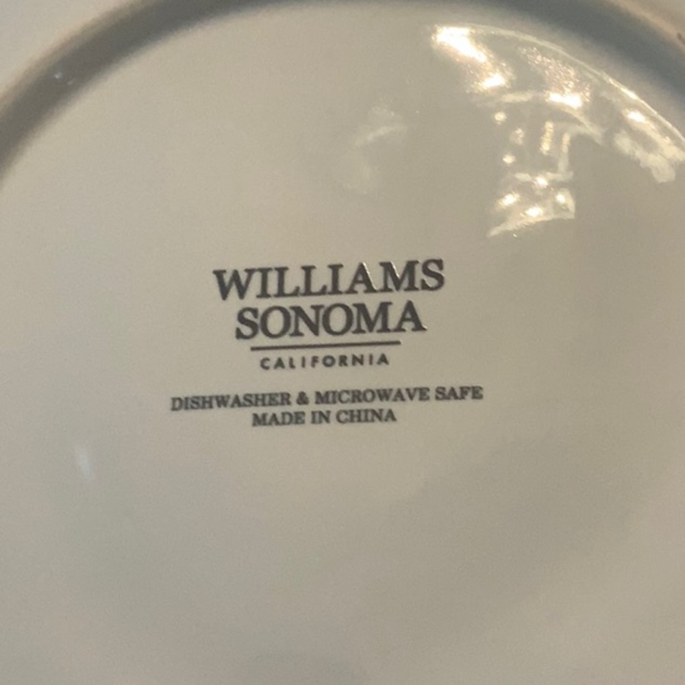 This is a set of four brand new Valentine plates with a heart in the center. - Picture 3 of 3